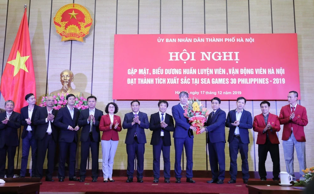 Chủ tịch Ủy ban Nhân dân thành phố Hà Nội Nguyễn Đức Chung tặng hoa, chúc mừng các bộ môn của đoàn thể thao Việt Nam. (Ảnh: Lâm Khánh/TTXVN) 