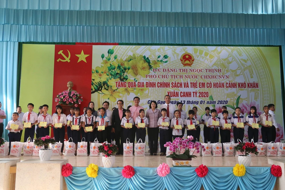 Phó Chủ tịch Nước Đặng Thị Ngọc Thịnh trao quà cho gia đình chính sách. (Ảnh: Minh Trí/TTXVN) 