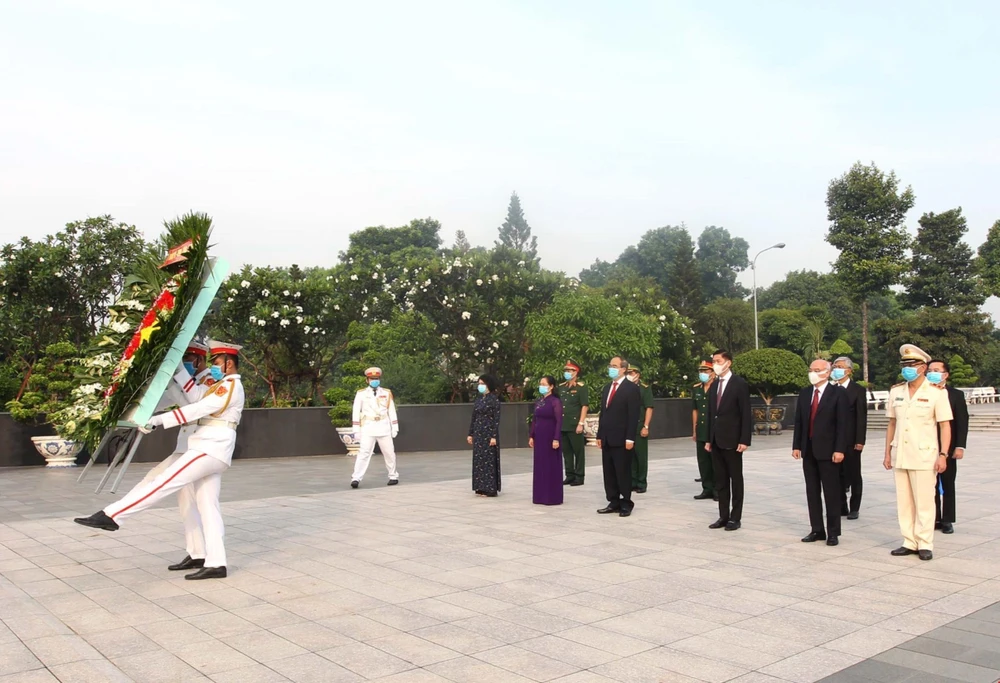 Ông Nguyễn Thiện Nhân cùng đoàn đại biểu Thành phố và Quân đoàn 4 viếng, đặt vòng hoa tại Nghĩa trang Liệt sĩ thành phố. (Ảnh: Thanh Vũ/TTXVN)