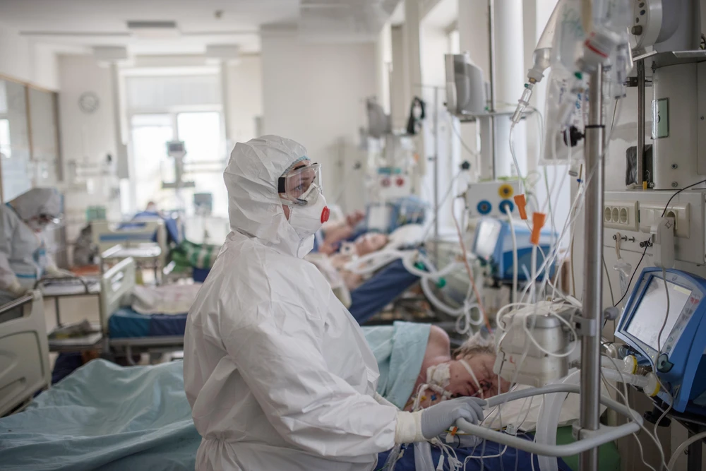 Nhân viên y tế điều trị cho bệnh nhân nhiễm COVID-19 tại bệnh viện ở Moskva, Nga,ngày 2/5/2020. (Nguồn: THX/TTXVN)