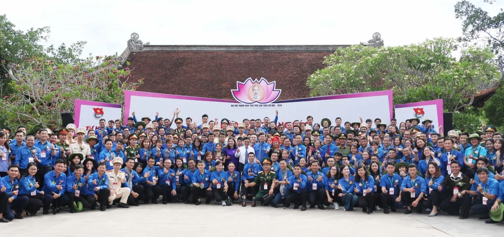 Đại biểu Đại hội Thanh niên tiên tiến làm theo lời Bác lần thứ VI năm 2020 chụp ảnh lưu niệm tại Khu di tích Kim Liên. (Ảnh: Nguyễn Oanh/TTXVN) 