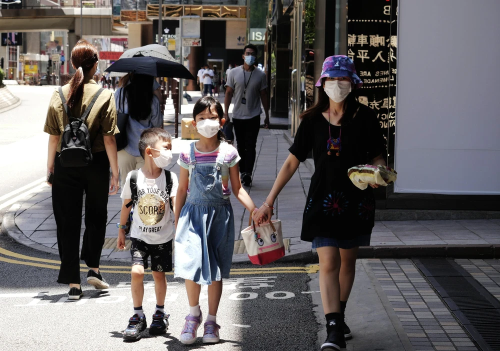 Người dân đeo khẩu trang phòng COVID-19 tại Hong Kong, Trung Quốc ngày 17/7/2020. (Nguồn: THX/TTXVN)