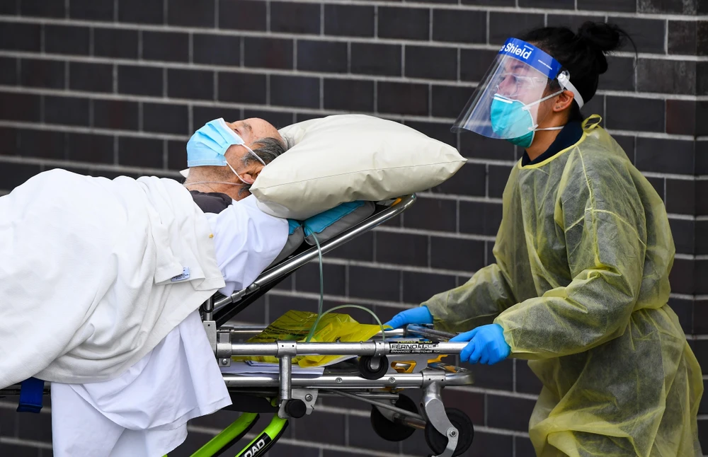 Chuyển bệnh nhân nhiễm COVID-19 tới bệnh viện ở Melbourne, Australia, ngày 28/7/2020. (Nguồn: AFP/TTXVN)