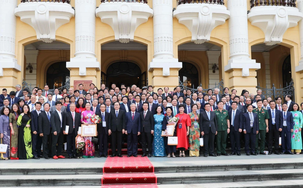 Các đồng chí lãnh đạo Đảng, Nhà nước chụp ảnh chung cùng đại biểu dự hội nghị. (Ảnh: Thanh Tùng/TTXVN)