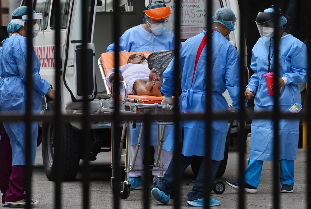 Chuyển bệnh nhân COVID-19 tới bệnh viện tại Tegucigalpa, Honduras, ngày 4/8/2020. (Nguồn: AFP/TTXVN)
