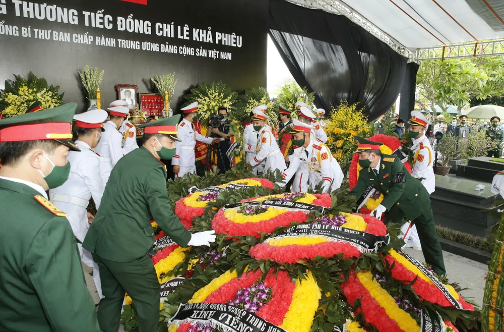 Đội nghi lễ Quân đội đặt các vòng hoa lên mộ phần của nguyên Tổng Bí thư Lê Khả Phiêu. (Ảnh: Doãn Tấn/TTXVN)