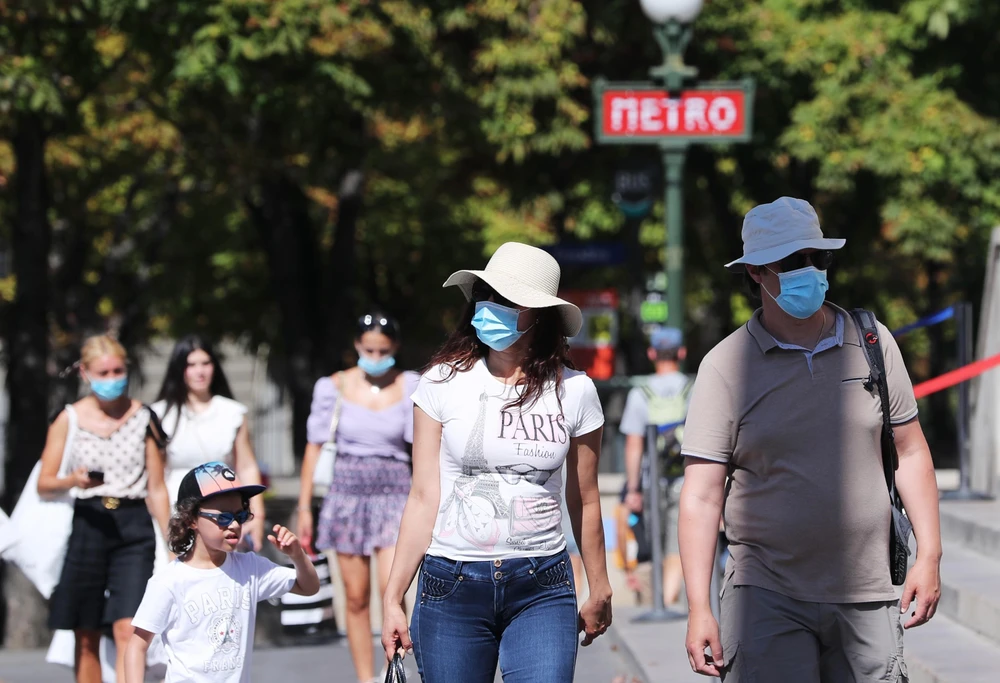 Người dân đeo khẩu trang phòng lây nhiễm COVID-19 tại Paris, Pháp, ngày 9/8/2020. (Nguồn: THX/ TTXVN)