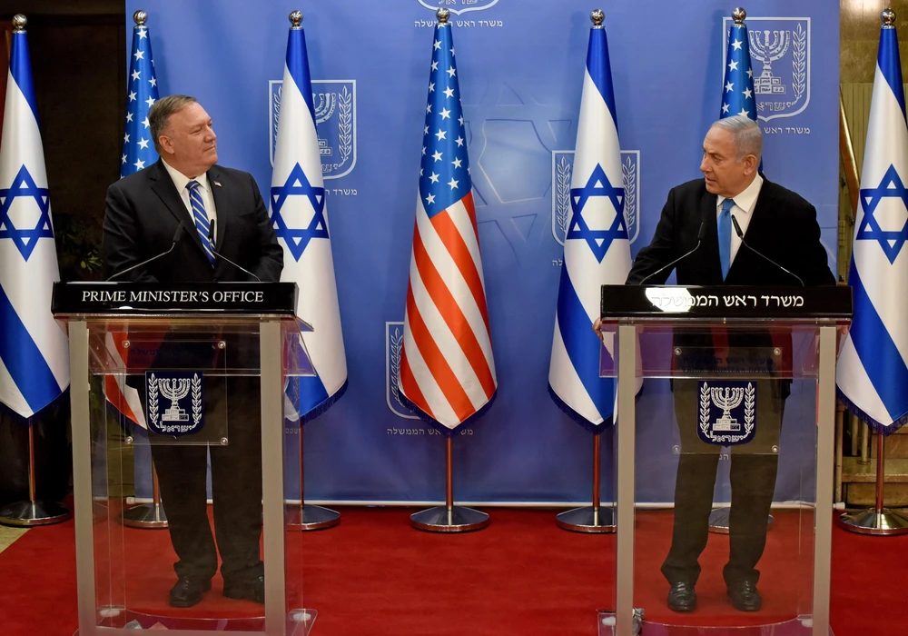 Ngoại trưởng Mỹ Mike Pompeo (trái) trong cuộc họp báo chung với Thủ tướng Israel Benjamin Netanyahu sau cuộc gặp tại Jerusalem ngày 24/8/2020. (Nguồn: AFP/TTXVN)
