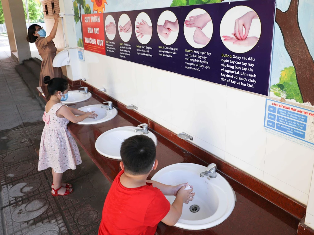 Khu vực rửa tay của học sinh tại một trường tiểu học. (Ảnh: Thanh Tùng/TTXVN) 