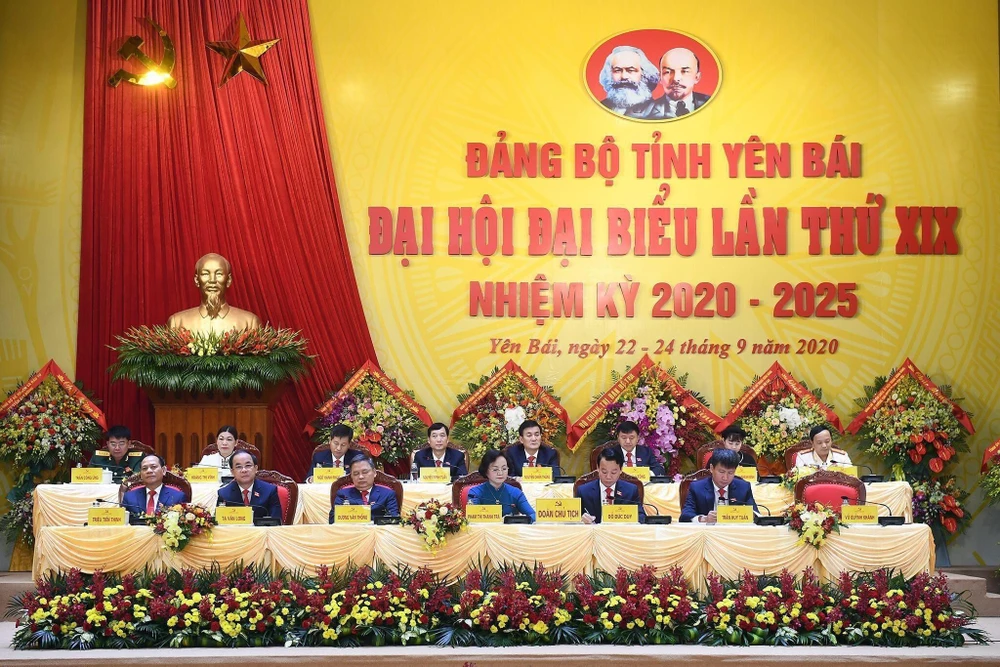Đoàn Chủ tịch Đại hội đại biểu Đảng bộ tỉnh Yên Bái lần thứ XIX, nhiệm kỳ (2020-2025). (Ảnh: Tuấn Anh/TTXVN) 