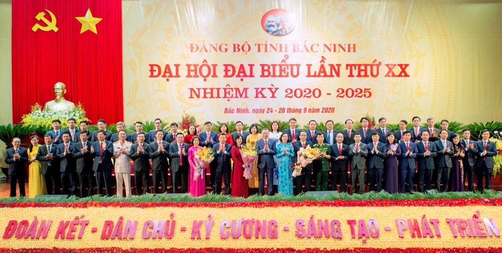 Đại tướng Tô Lâm, Ủy viên Bộ Chính trị, Bộ trưởng Bộ Công an tặng hoa chúc mừng Ban Chấp hành Đảng bộ tỉnh Bắc Ninh khóa XX, nhiệm kỳ 2020-2025. (Ảnh: Thanh Thương/TTXVN)
