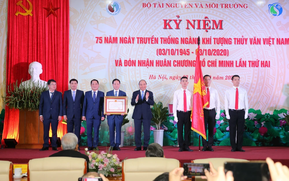 Thủ tướng Nguyễn Xuân Phúc, thừa ủy quyền Chủ tịch nước, trao Huân chương Hồ Chí Minh cho đại diện Tổng cục Khí tượng thủy văn Việt Nam. (Ảnh: Dương Giang/TTXVN)