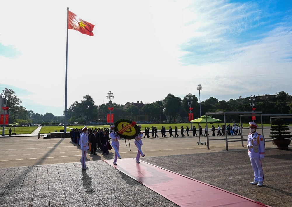 Bí thư Thành ủy Hà Nội Vương Đình Huệ và các vị lãnh đạo Thành phố Hà Nội đặt vòng hoa, vào Lăng viếng Chủ tịch Hồ Chí Minh. (Ảnh: Văn Điệp/TTXVN)
