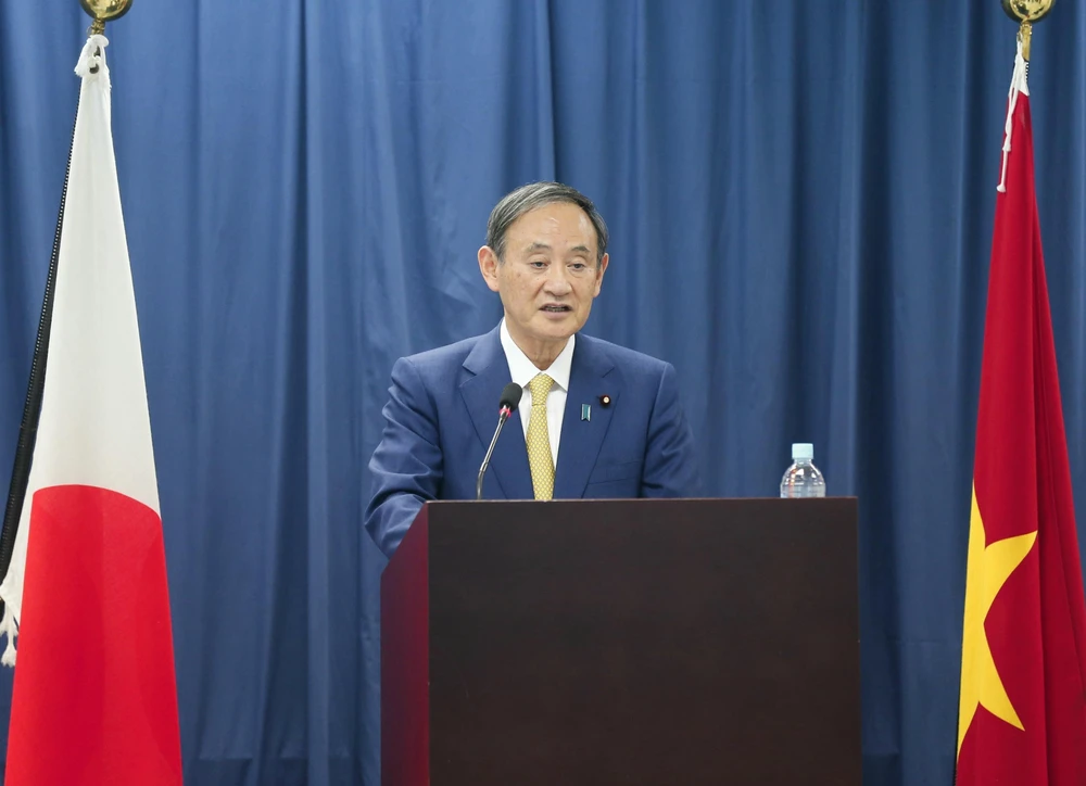 Thủ tướng Nhật Bản Suga Yoshihide phát biểu tại Trường Đại học Việt-Nhật (Đại học Quốc gia Hà Nội). (Ảnh: Doãn Tấn/TTXVN) 