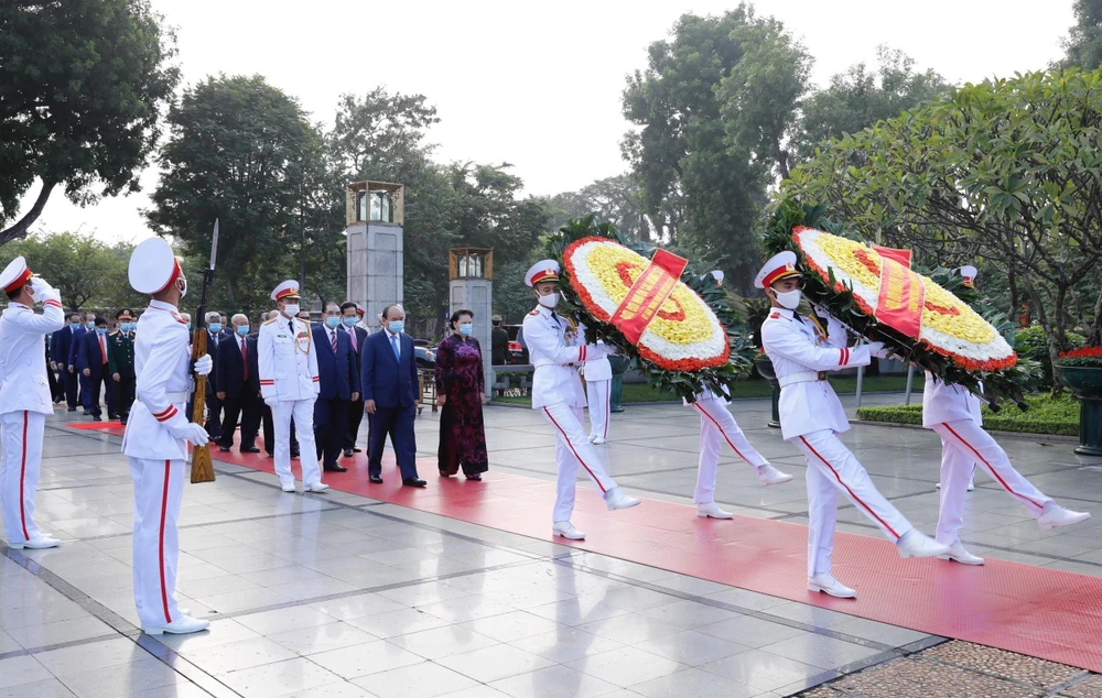 Lãnh đạo Đảng, Nhà nước đặt vòng hoa tưởng niệm các Anh hùng liệt sỹ. (Ảnh: Dương Giang/TTXVN) 