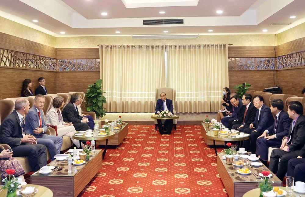 Thủ tướng Nguyễn Xuân Phúc tiếp các đối tác bên lề Hội nghị về Đồng bằng sông Cửu Long. (Ảnh: Thống Nhất/TTXVN)