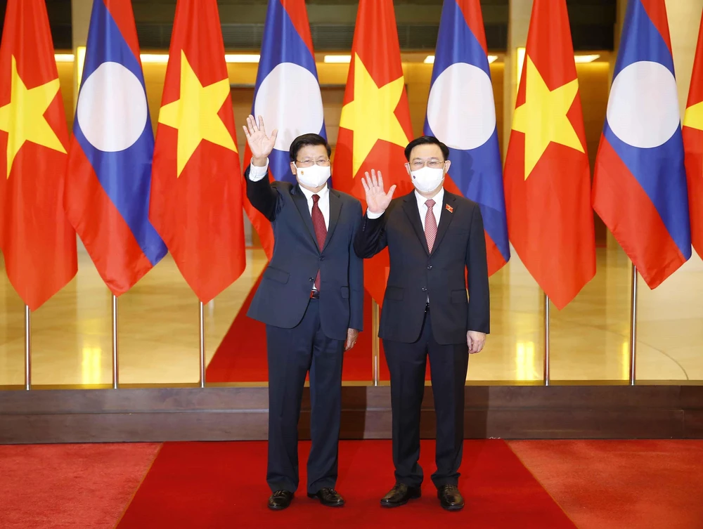 Chủ tịch Quốc hội Vương Đình Huệ và Tổng Bí thư, Chủ tịch nước Lào Thongloun Sisoulith. (Ảnh: Doãn Tấn/TTXVN) 