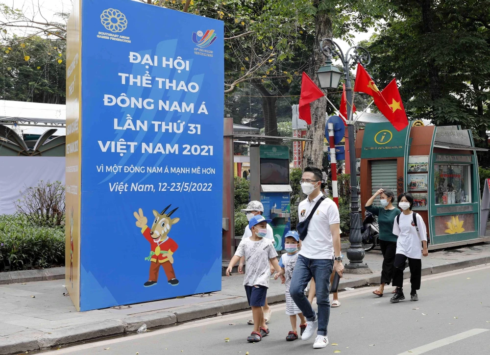 Trong ảnh: Biểu ngữ chào SEA Games 31 trên phố Lê Thạch. Ảnh: Trần Việt - TTXVN 