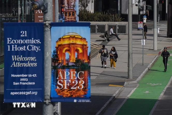 Ápphích chào mừng Hội nghị Lãnh đạo Các Nền Kinh tế Diễn đàn Hợp tác Kinh tế châu Á-Thái Bình Dương (APEC) lần thứ 30 trên đường phố ở San Francisco, California (Mỹ) ngày 9/11/2023. (Ảnh: AFP/TTXVN) 