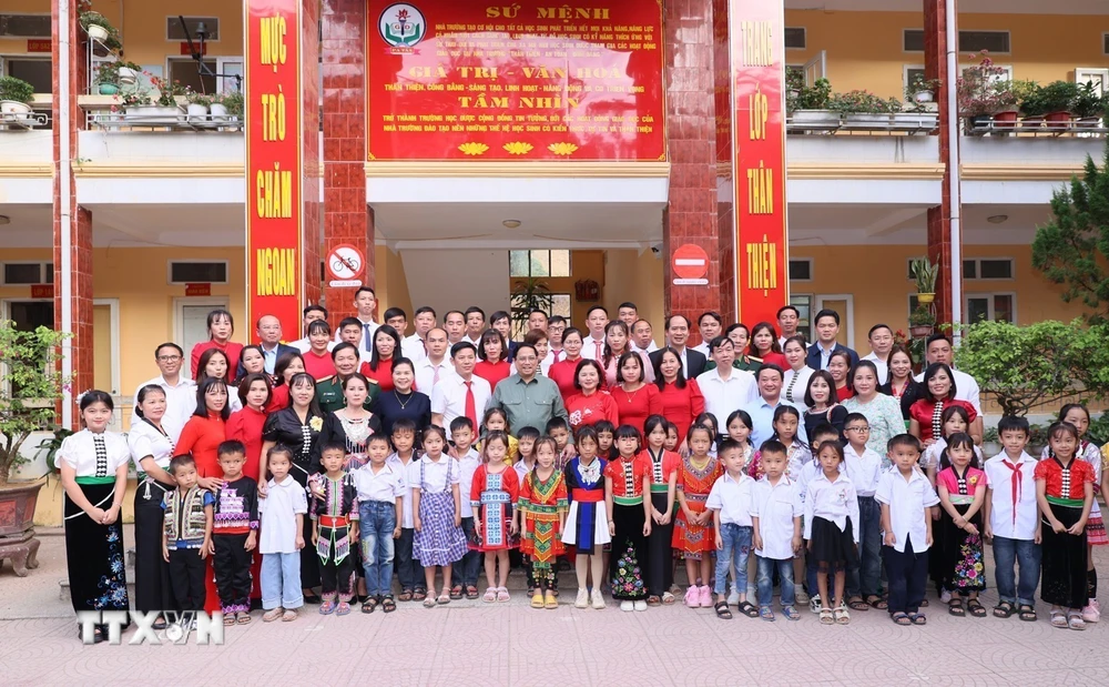 Thủ tướng Phạm Minh Chính với giáo viên, học sinh Trường Phổ thông Dân tộc Bán trú Tiểu học Pa Tần. (Ảnh: Dương Giang/TTXVN)