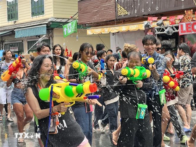 Người dân Thái Lan và du khách cùng hoà mình trong Lễ hội Songkran năm 2023. (Ảnh: Đỗ Sinh/TTXVN)