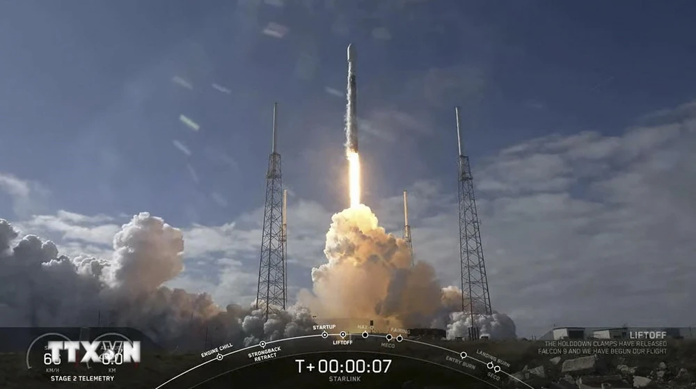 Tên lửa Falcon 9 của SpaceX mang theo 60 vệ tinh Starlink rời bệ phóng tại Căn cứ Không quân Mũi Canaveral ở bang Florida, Mỹ ngày 17/2/2020. (Ảnh: AFP/TTXVN)