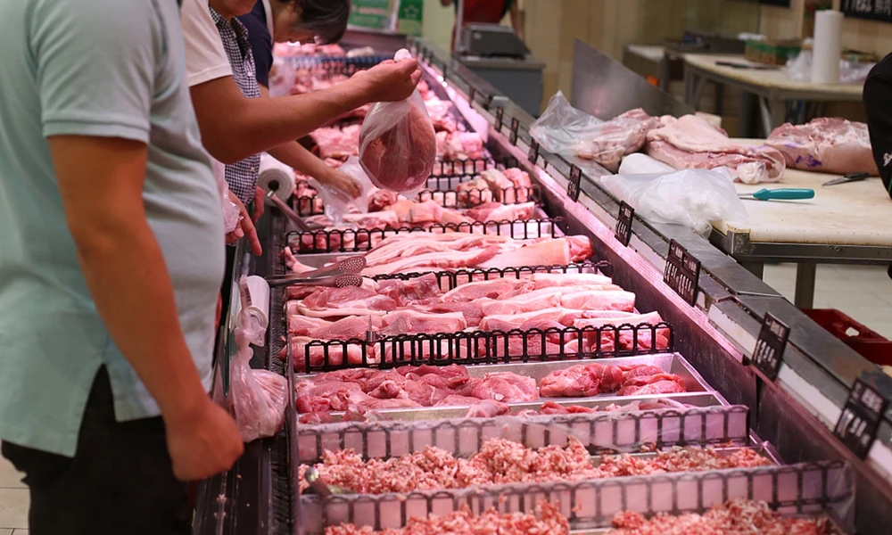 Giá thịt lợn tại Trung Quốc đang có xu hướng giảm. (Nguồn: VCG)