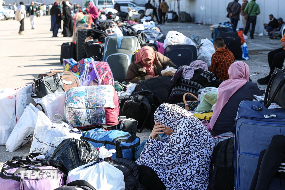 Người dân Palestine đợi tại cửa khẩu Rafah bên phía Ai Cập để vào Gaza, ngày 25/11/2023, sau khi lệnh ngừng bắn có hiệu lực. (Ảnh: THX/TTXVN)