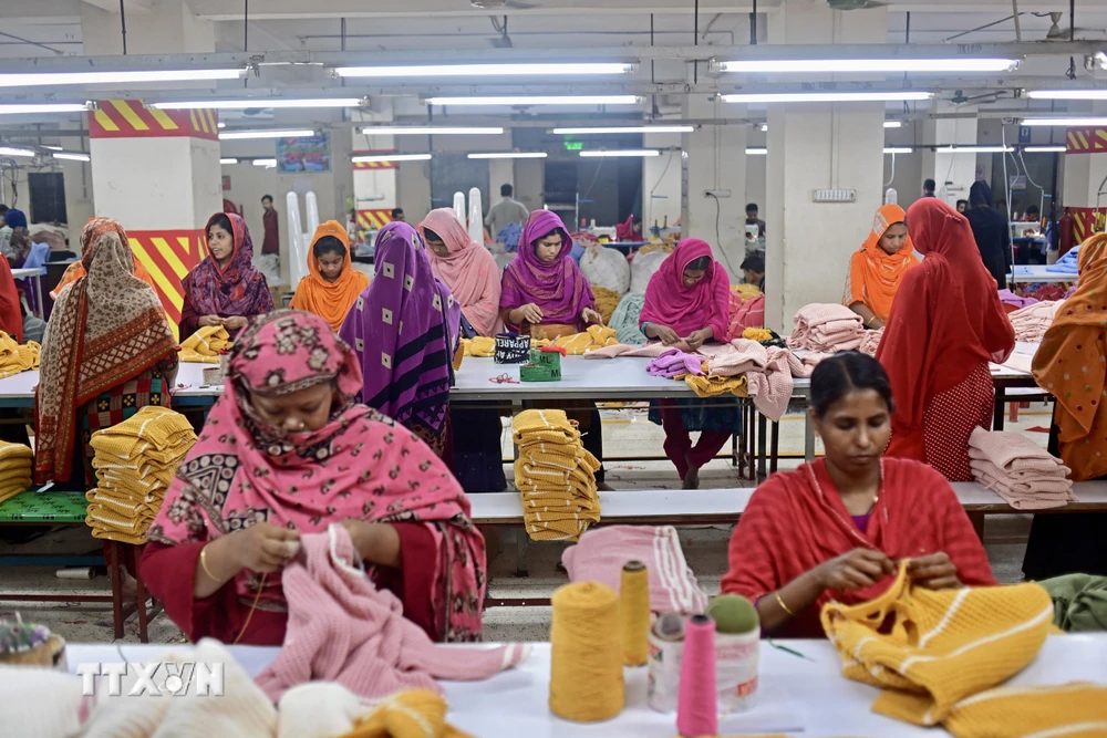 Công nhân làm việc tại nhà máy dệt may ở Savar, ngoại ô Dhaka, Bangladesh, ngày 13/4/2023. (Ảnh: AFP/TTXVN)