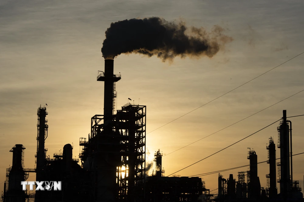 Trong ảnh (tư liệu): Khói thải bốc lên từ một nhà máy lọc dầu ở Houston, Texas, Mỹ. (Ảnh: AFP/TTXVN)
