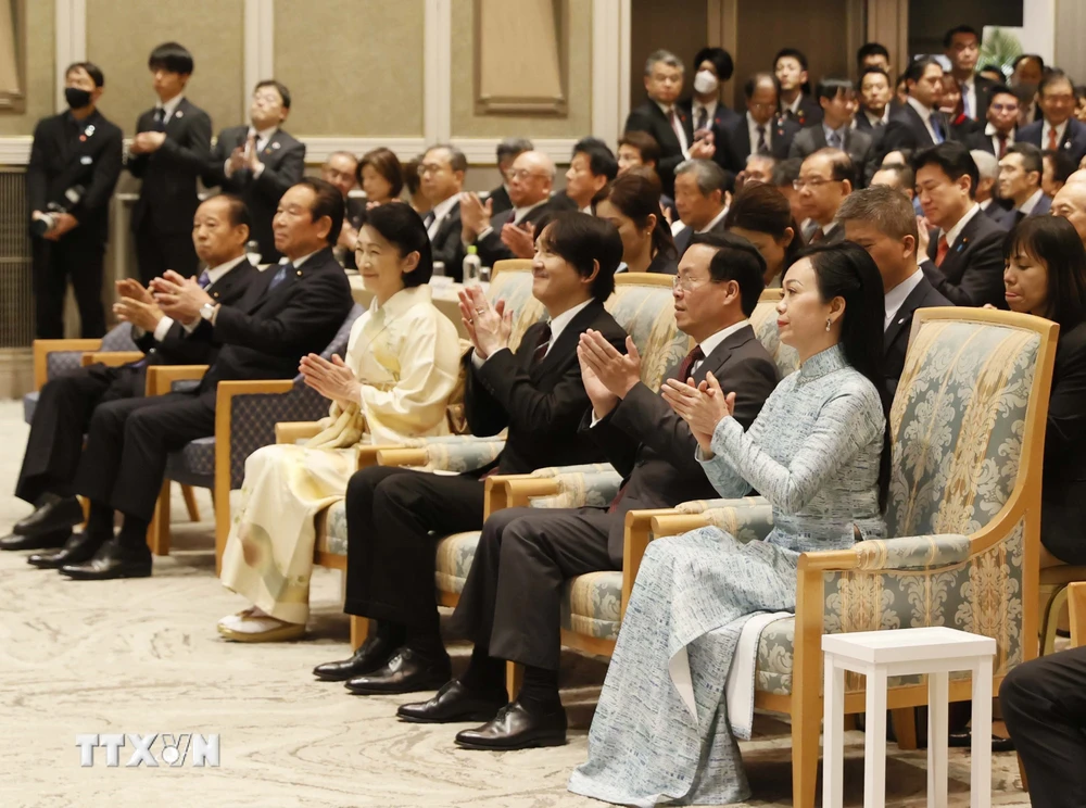 Chủ tịch nước Võ Văn Thưởng và Phu nhân cùng Hoàng Thái tử Akishino và Công nương với các đại biểu 2 nước dự Lễ kỷ niệm 50 năm thiết lập quan hệ ngoại giao Việt Nam-Nhật Bản. (Ảnh: Thống Nhất/TTXVN)