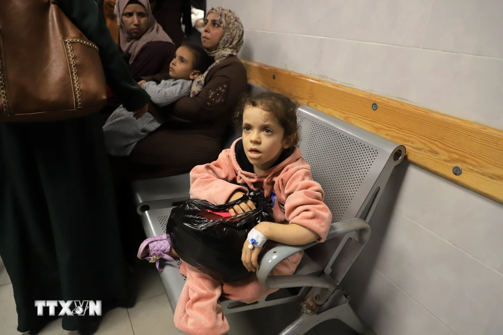 Em nhỏ bị thương sau cuộc không kích của Israel được điều trị tại bệnh viện ở Khan Younis, Dải Gaza, ngày 18/11/2023. (Ảnh: THX/TTXVN)