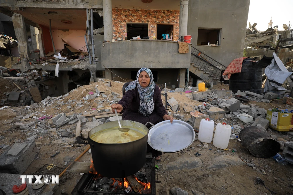 Người dân Palestine sống trong những căn nhà đổ nát do xung đột tại thành phố Khan Younis, Dải Gaza, ngày 26/11/2023. (Ảnh: THX/TTXVN)