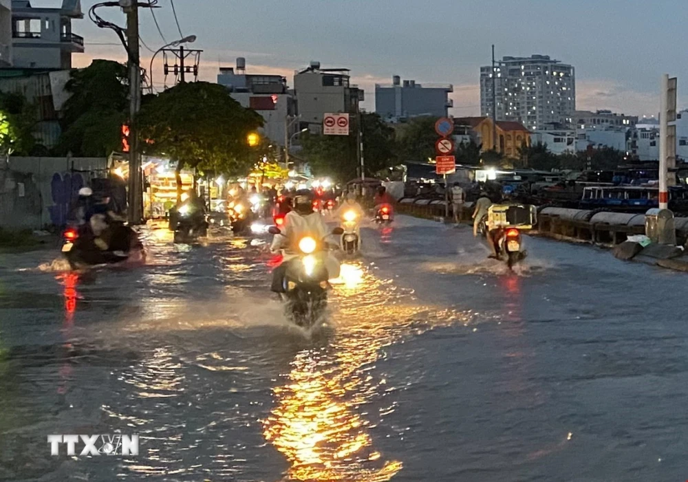 Nước ngập trên đường Trần Xuân Soạn, Quận 7, Thành phố Hồ Chí Minh. (Ảnh: Hồng Giang/TTXVN)