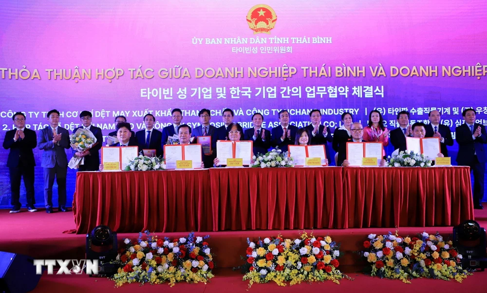 Lễ ký kết thỏa thuận ghi nhớ hợp tác giữa doanh nghiệp Thái Bình và Hàn Quốc. (Ảnh: Thế Duyệt/TTXVN)