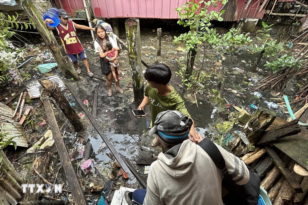 Người dân sơ tán khỏi nhà sau trận động đất tại Hinatuan, tỉnh Surigao del Sur, Philippines, ngày 3/12/2023. (Ảnh: AFP/TTXVN)