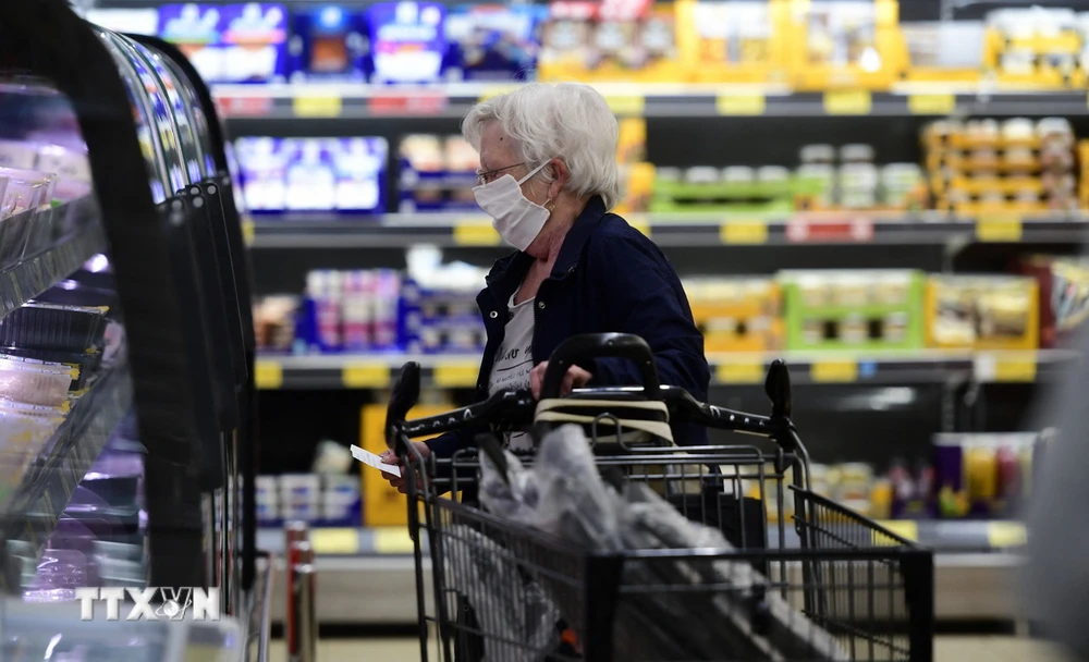 Người dân mua sắm tại siêu thị ở Frankfurt, Đức. (Nguồn: AFP/TTXVN)