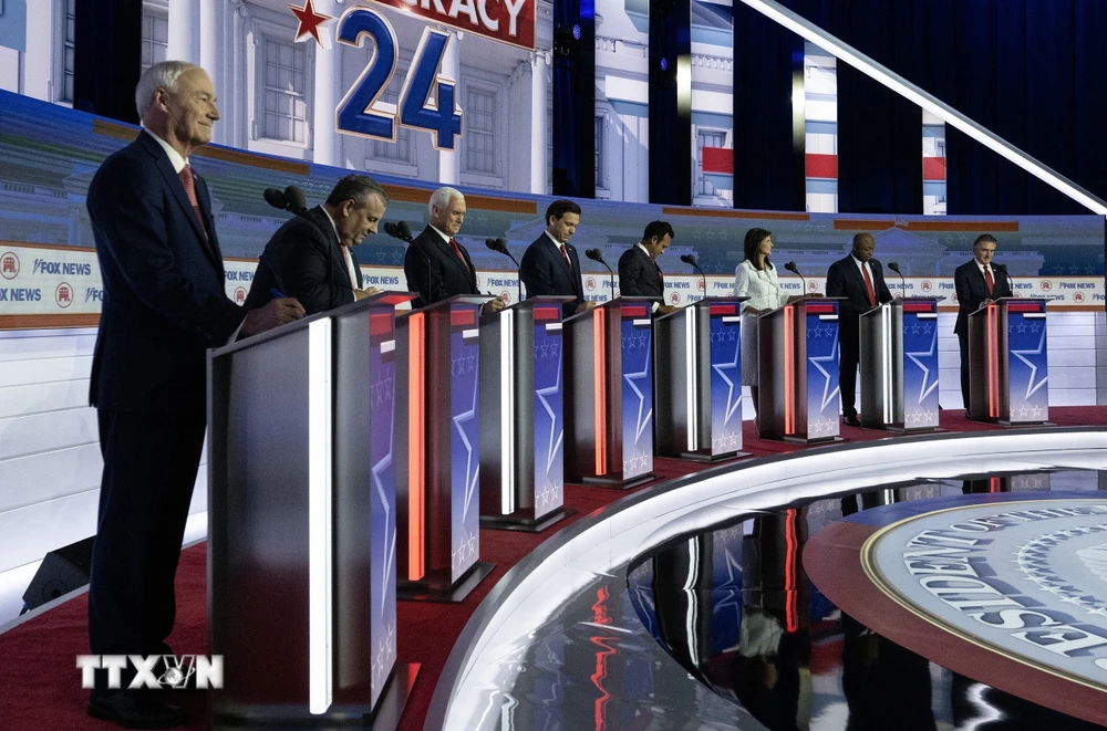Các ứng viên tranh cử Tổng thống Mỹ của đảng Cộng hòa tham gia cuộc tranh luận tại Milwaukee, bang Wisconsin, ngày 23/8/2023. (Ảnh: AFP/TTXVN)