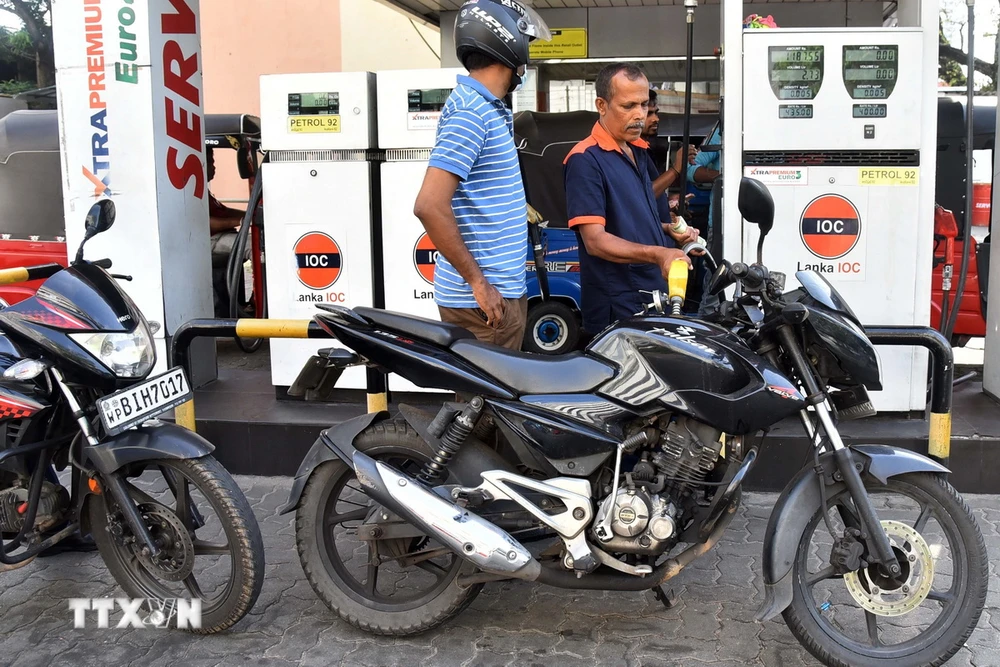 Bơm xăng cho phương tiện tại Colombo, Sri Lanka ngày 29/3/2023. (Ảnh: THX/TTXVN)