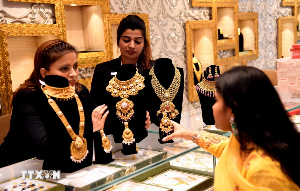Người dân chọn mua vàng trang sức tại cửa hàng ở Bhopal, Ấn Độ, ngày 10/11/2023. (Ảnh: THX/TTXVN)