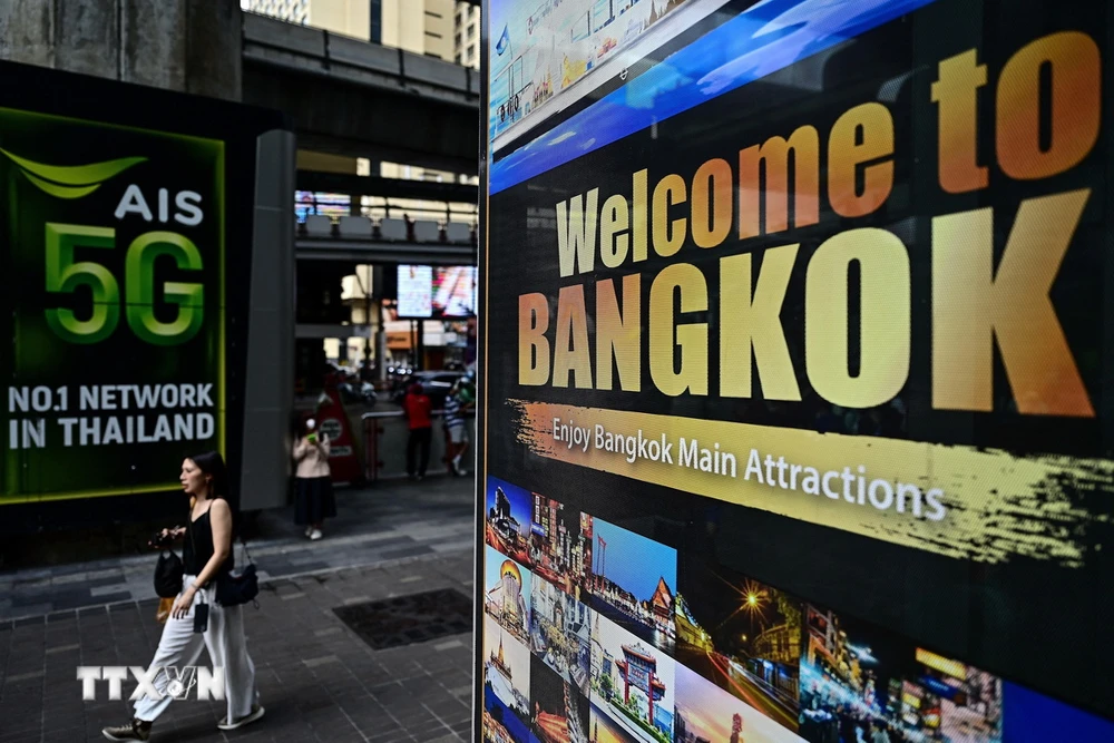 Biển quảng cáo du lịch tại thủ đô Bangkok, Thái Lan. (Ảnh: AFP/TTXVN)