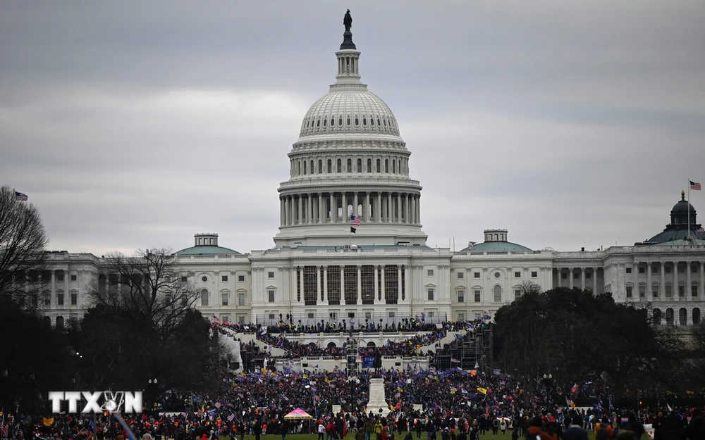 Người biểu tình tập trung tại khu vực tòa nhà Quốc hội Mỹ ở Washington, DC ngày 6/1/2021. (Ảnh: AFP/TTXVN)