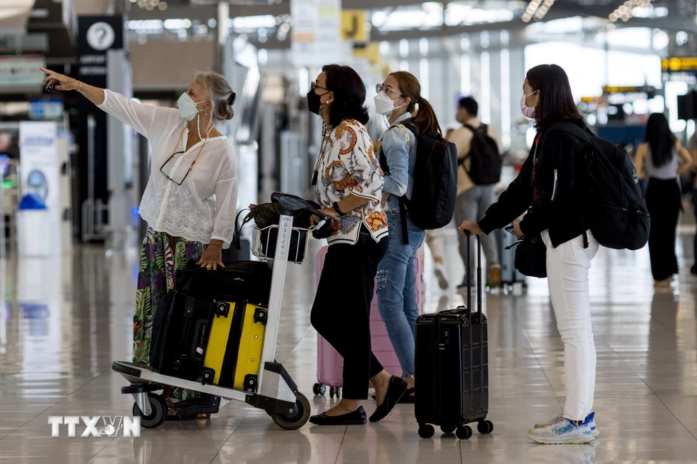 Hành khách tại sân bay Suvarnabhumi ở Bangkok, Thái Lan. (Ảnh: AFP/TTXVN)