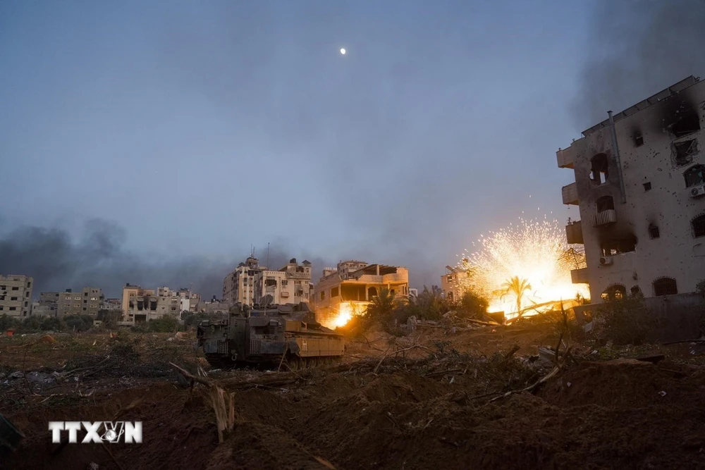 Binh sĩ Israel tiến hành chiến dịch tấn công trên bộ ở Dải Gaza, ngày 3/12/2023. (Ảnh: THX/TTXVN)