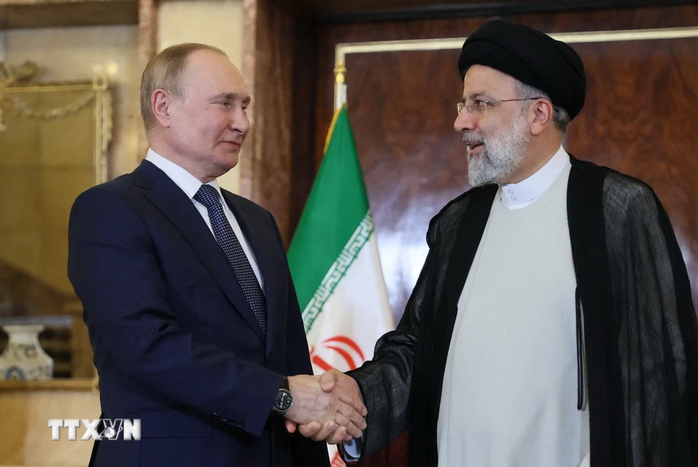 Tổng thống Iran Ebrahim Raisi (phải) và Tổng thống Nga Vladimir Putin. (Ảnh: AFP/TTXVN)