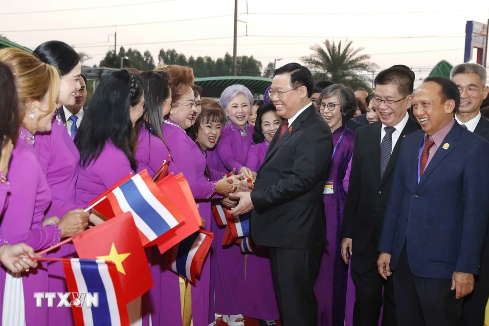 Chủ tịch Quốc hội Vương Đình Huệ với Cộng đồng người Việt Nam toàn Thái. (Ảnh: Doãn Tấn/TTXVN)