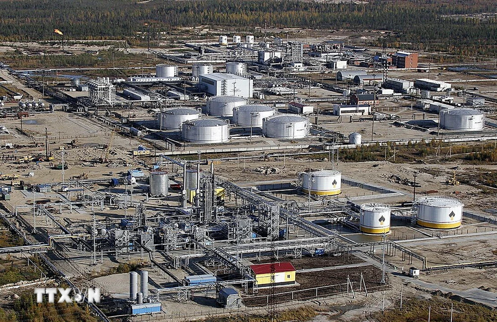 Toàn cảnh nhà máy lọc dầu Rosneft ở thị trấn Gubkinsky, Tây Siberia, LB Nga. (Ảnh: AFP/TTXVN)