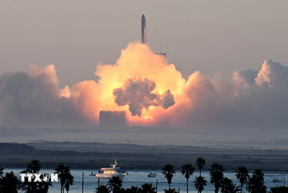 Tên lửa đẩy Super Heavy mang theo tàu vũ trụ Starship rời bệ phóng tại Boca Chica, bang Texas (Mỹ) trong lần phóng thử nghiệm thứ hai, ngày 18/11/2023. (Ảnh: AFP/TTXVN)