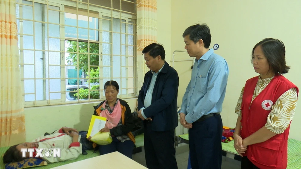 Lãnh đạo tỉnh Thái Bình và huyện Thái Thụy thăm hỏi nạn nhân. (Ảnh: TTXVN phát)