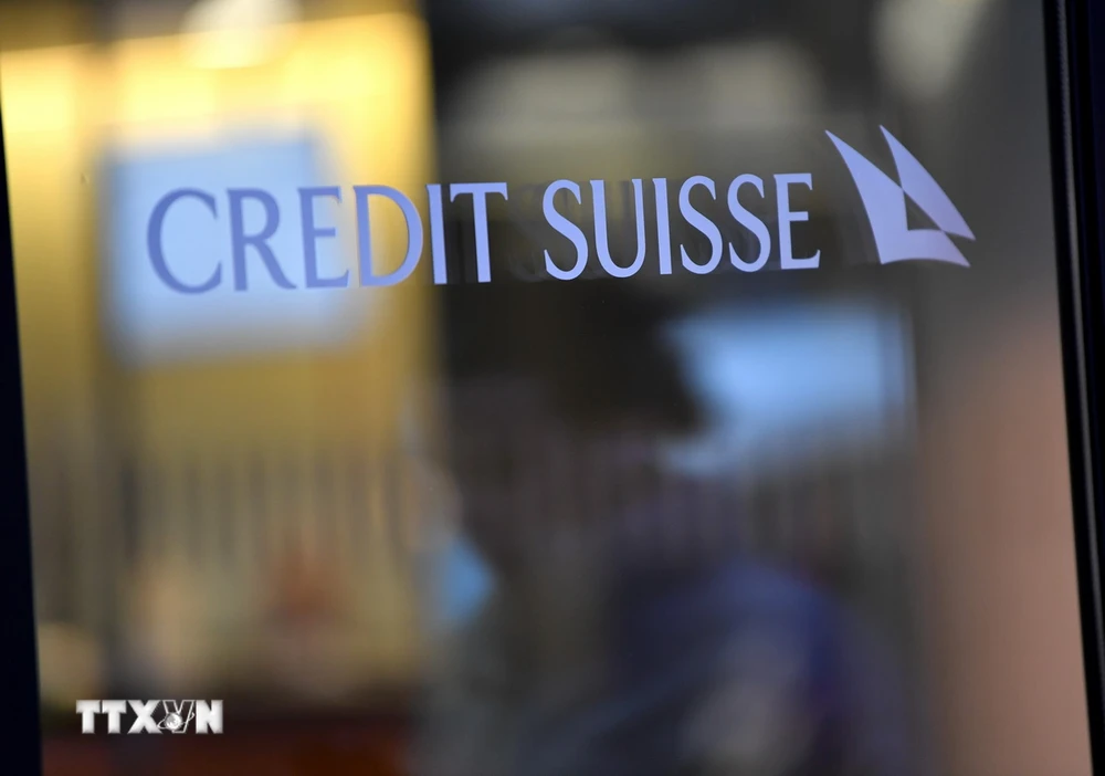 Biểu tượng Credit Suisse tại một chi nhánh. (Ảnh: THX/TTXVN)